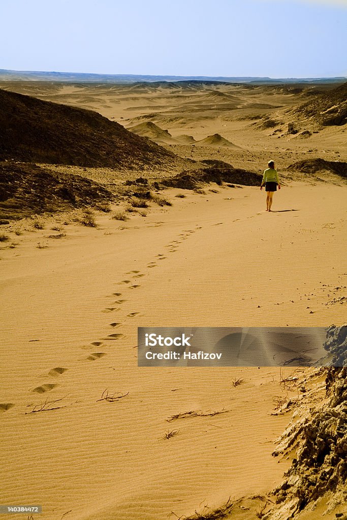 A rapariga ir longe no Deserto - Royalty-free Adulto Foto de stock