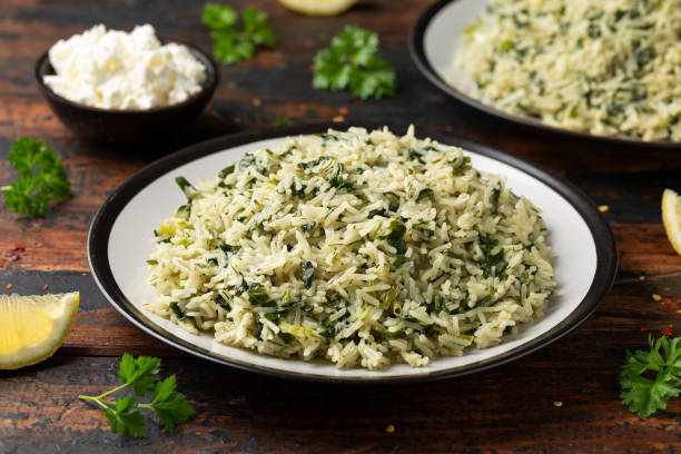 spanakorizo, grecki ryż szpinakowy. zdrowe wegetariańskie jedzenie. - cypriot culture zdjęcia i obrazy z banku zdjęć