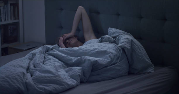 la mujer en la cama no puede dormir debido al insomnio - mujeres con problemas de sueño  fotografías e imágenes de stock