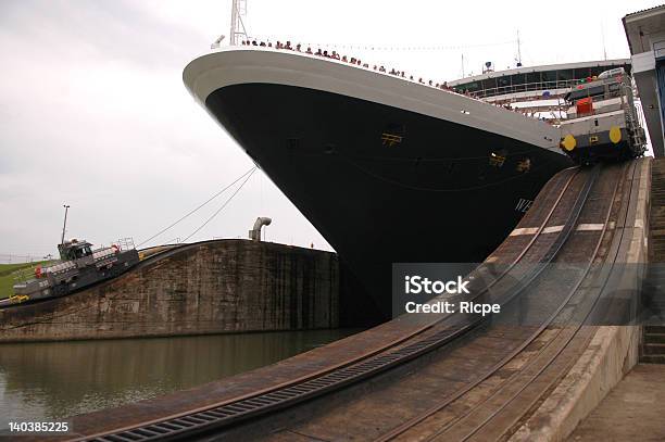 Photo libre de droit de Canal De Panama banque d'images et plus d'images libres de droit de Canal de Panama - Canal de Panama, Croisière, Navire de croisière