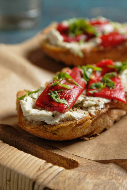 crostini avec des lanières de poivron marinées sur du fromage à la crème aux herbes. - roasted macro freshness vertical photos et images de collection