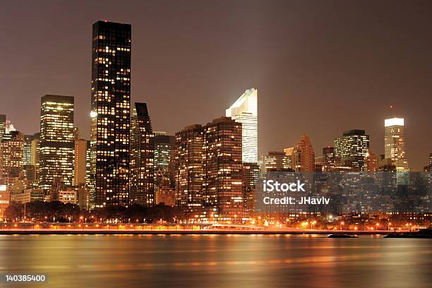 Manhattan Skyline W Nocy - zdjęcia stockowe i więcej obrazów Nowy Jork - Nowy Jork, Stan Nowy Jork, Architektura