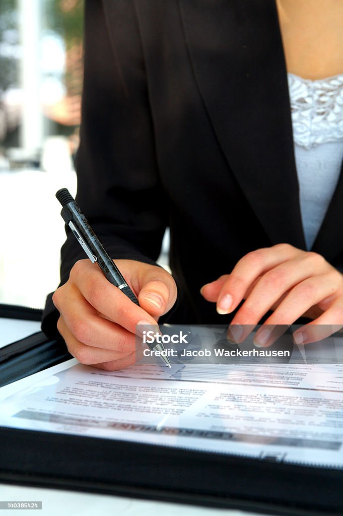 Donna d'affari firma un contratto - Foto stock royalty-free di General Power of Attorney - Espressione inglese