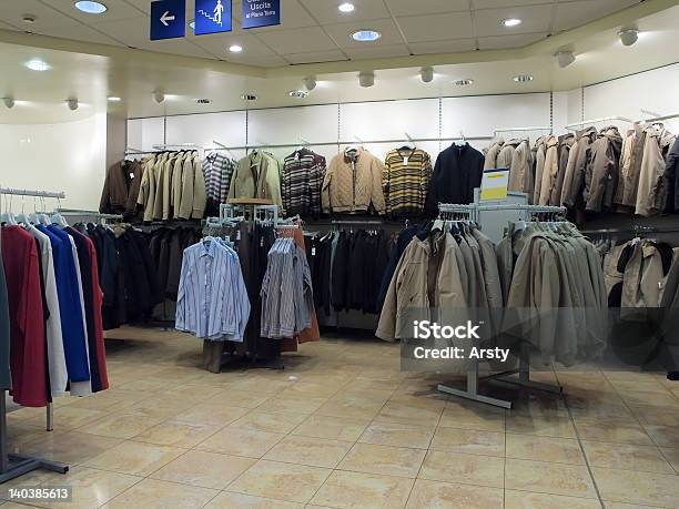 Foto de Loja De Roupas e mais fotos de stock de Armazém - Armazém, Atividade, Camisa