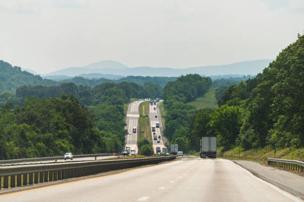 carretera interestatal de virginia i81 81 carretera empinada con coches de tráfico camiones en verano y viaje panorámico vista abierta de las montañas blue ridge - 16022 fotografías e imágenes de stock