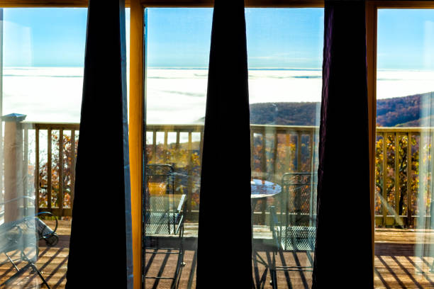 apartamento rústico o casa de cabaña con balcón terraza vista de ventana y cortinas en wintergreen, virginia blue ridge mountains otoño temporada de otoño follaje naranja y nadie - house appalachian mountains architectural feature architectural styles fotografías e imágenes de stock