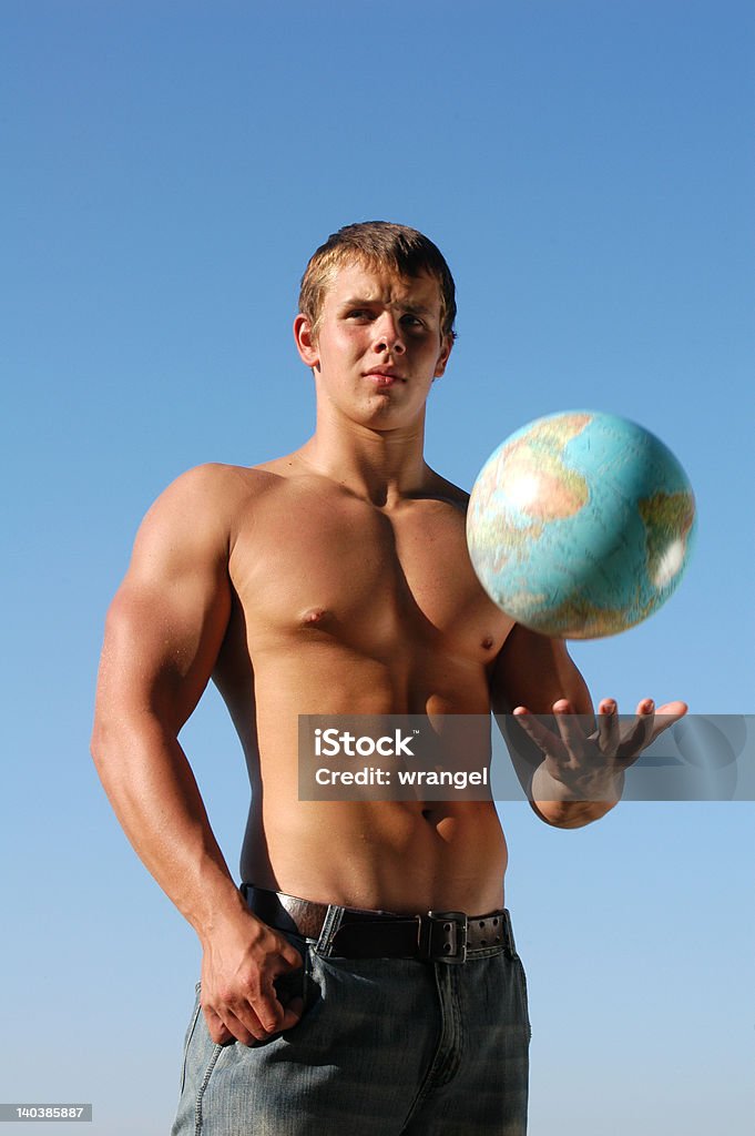 筋肉の若い男が、地球のグローブ - つかまえるのロイヤリティフリーストックフォト