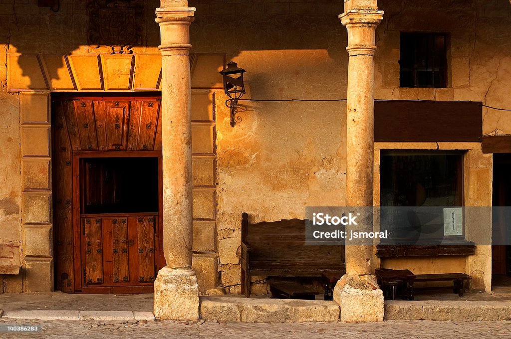 Säulen, Tür und Bank in old spanish village bei Sonnenuntergang - Lizenzfrei Alt Stock-Foto