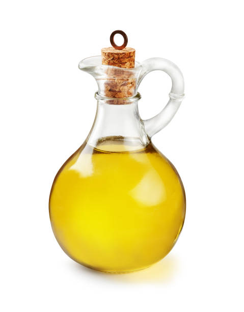 aceite de oliva en botella sobre fondo blanco. tarro de aceite aislado. - aceite de oliva fotografías e imágenes de stock