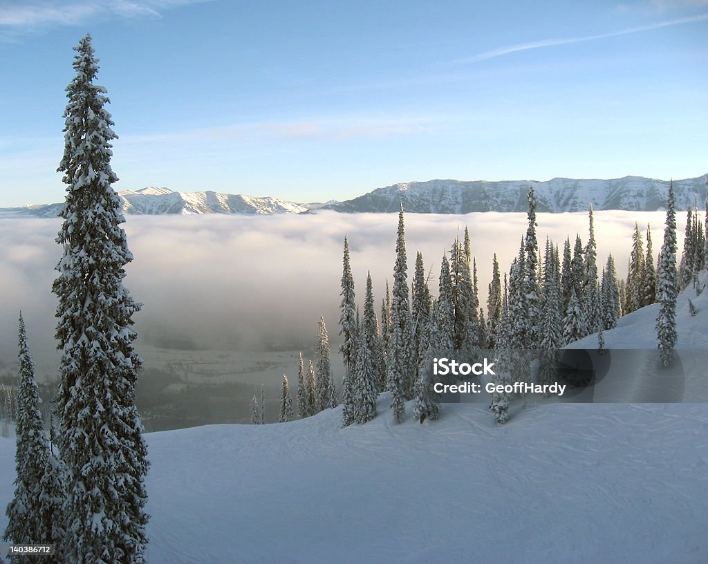 Wschód słońca nad snowy valley, Pochmurny - Zbiór zdjęć royalty-free (Śnieg)