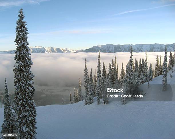 Wschód Słońca Nad Snowy Valley Pochmurny - zdjęcia stockowe i więcej obrazów Śnieg - Śnieg, Kolumbia Brytyjska, Styczeń