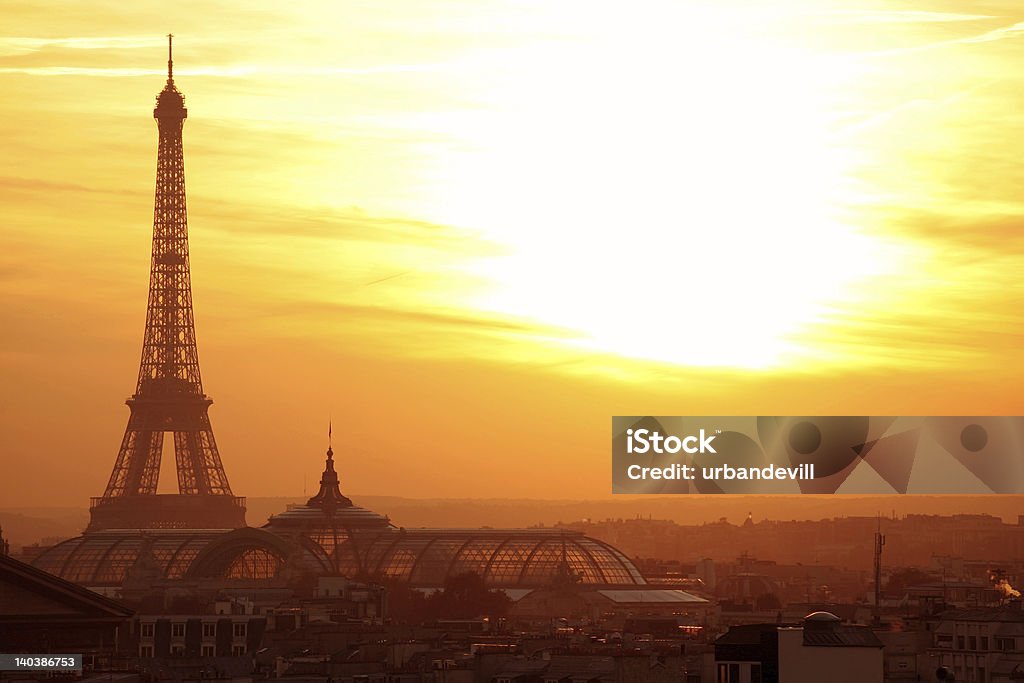 Parigi Torre eiffel vista panoramica al tramonto - Foto stock royalty-free di A mezz'aria
