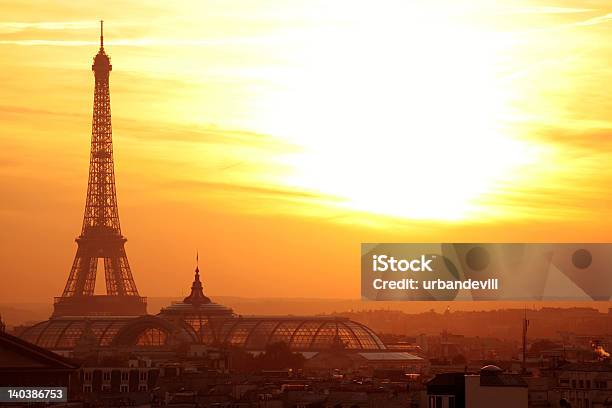 Parigi Torre Eiffel Vista Panoramica Al Tramonto - Fotografie stock e altre immagini di A mezz'aria - A mezz'aria, Andare giù, Arancione