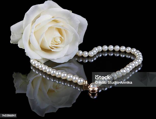 Photo libre de droit de Blanc Rose Et Perles banque d'images et plus d'images libres de droit de Amour - Amour, Bijou, Blanc