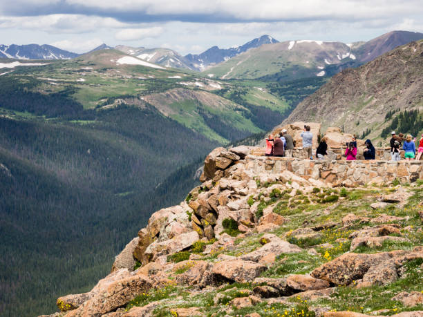 visitantes en el mirador en trail ridge road - rocky mountian fotografías e imágenes de stock