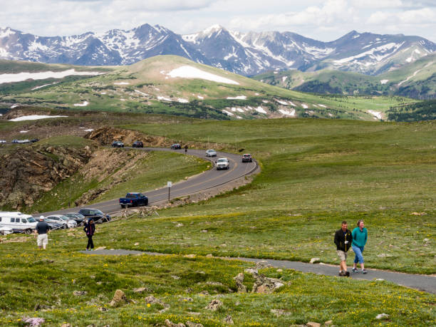 visitantes caminando por el sendero a lo largo de la carretera trail ridge - rocky mountian fotografías e imágenes de stock