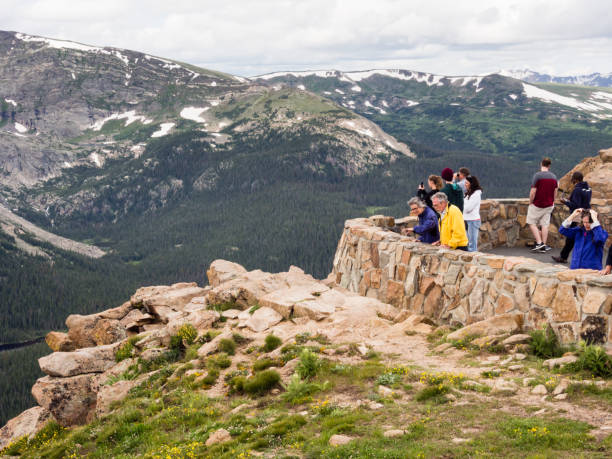 visitantes en el mirador en trail ridge road - rocky mountian fotografías e imágenes de stock