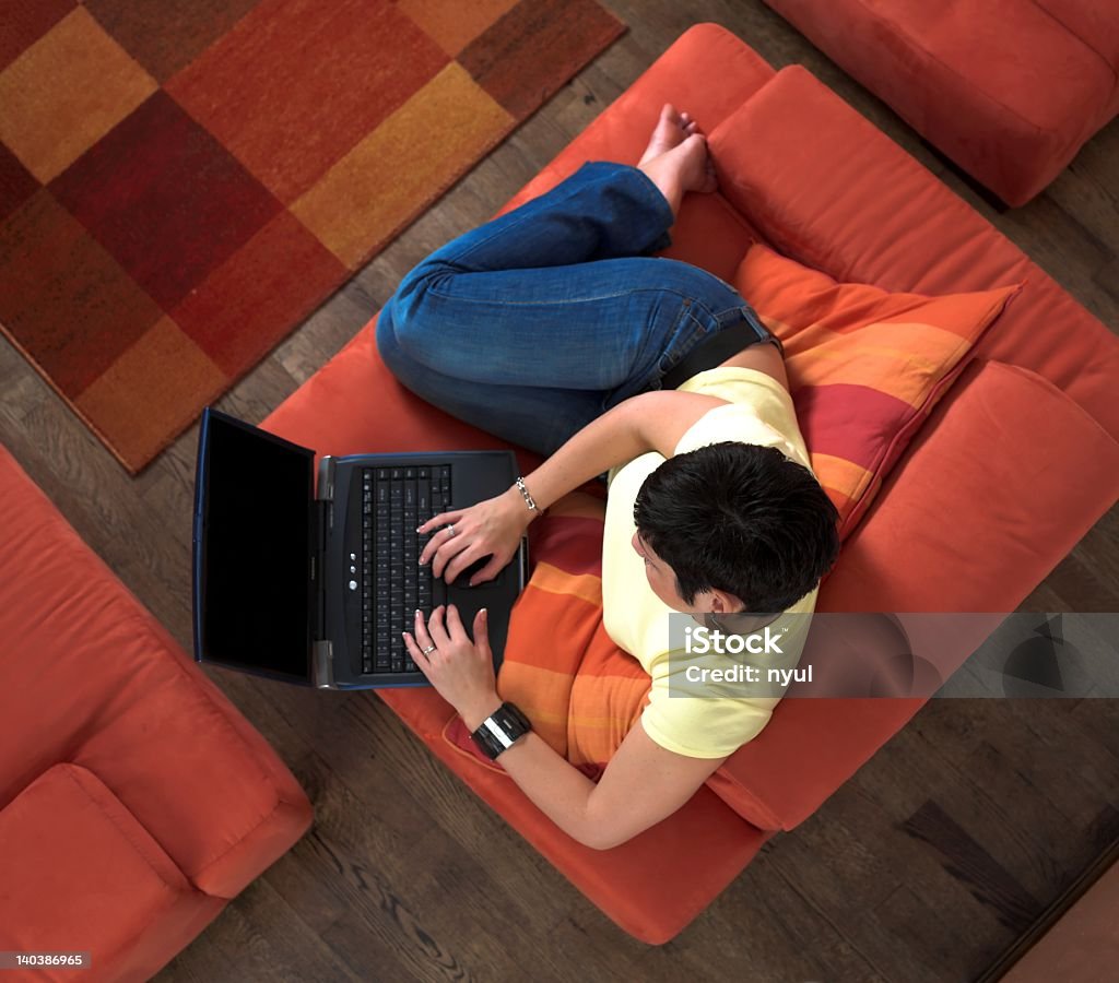 Usando o computador em casa - Foto de stock de 20 Anos royalty-free