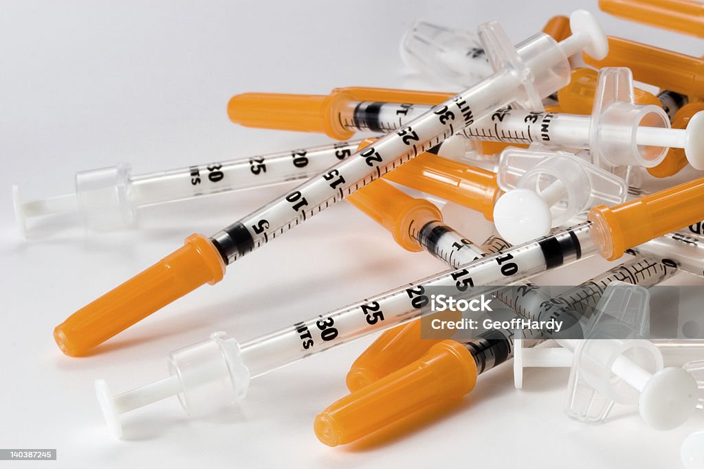 Pila de jeringas de insulina - Foto de stock de Jeringa libre de derechos