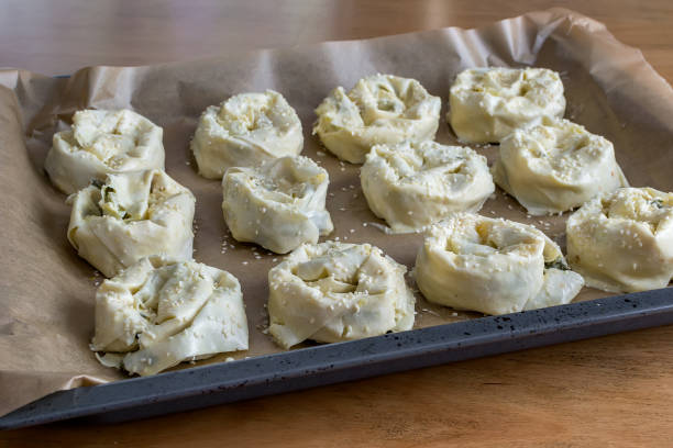 empanadas retorcidas con muelle y queso blanco colocados en la sartén - 13427 fotografías e imágenes de stock
