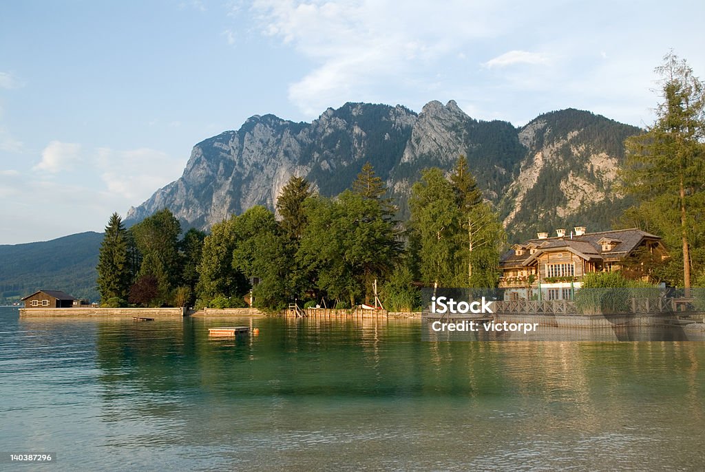 lake house - Foto stock royalty-free di Edificio residenziale