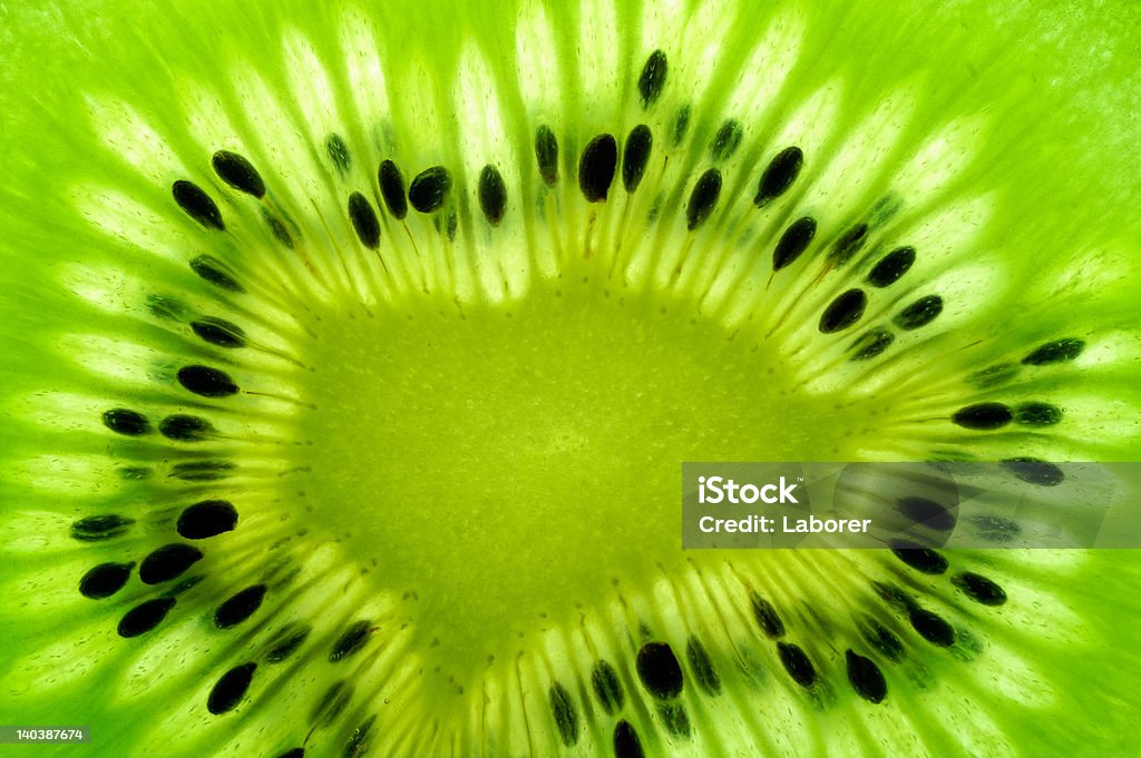 Rodaja de Kiwi frutas en la Tabla 2 (back iluminado - Foto de stock de Alimento libre de derechos
