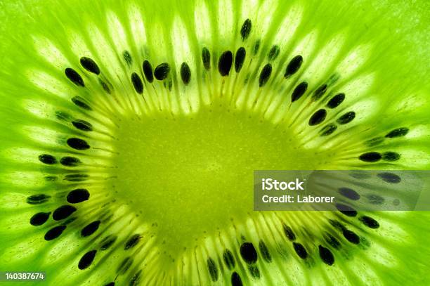 Foto de Fruta Kiwi Fatia Em Uma Mesa De Luz 2 Iluminado e mais fotos de stock de Alimentação Saudável - Alimentação Saudável, Antioxidante, Café da manhã