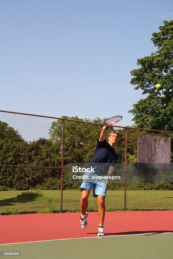 Junger Mann mit tennis ball - Lizenzfrei Aufschlagen - Sport Stock-Foto