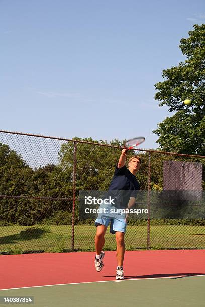Junger Mann Mit Tennis Ball Stockfoto und mehr Bilder von Aufschlagen - Sport - Aufschlagen - Sport, Tennis, Erwachsene Person