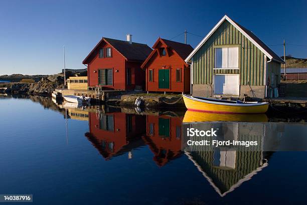 Boathouses Com Reflexão Kvtsoey Ilha A Noruega - Fotografias de stock e mais imagens de Azul - Azul, Casa de Barcos, Ao Ar Livre