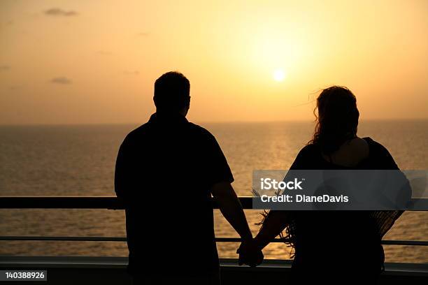 Enamorarse En El Crepúsculo Foto de stock y más banco de imágenes de Adulto - Adulto, Agarrados de la mano, Amistad