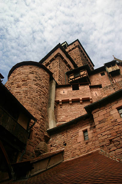 torri del castello di haut-kœnigsbourg - koenigsburg foto e immagini stock