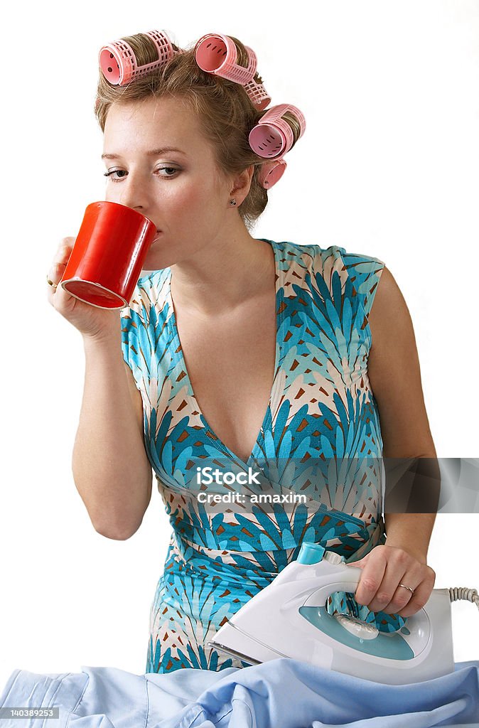 Frau trinkt Kaffee und Bügelbrett - Lizenzfrei Arbeiten Stock-Foto