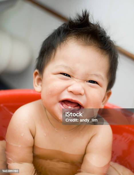Fofo De Nove Meses De Idade Asiático Bebé Menino - Fotografias de stock e mais imagens de Asiático e indiano - Asiático e indiano, Banheira, Bebé