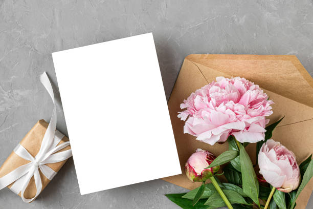 ピンクの牡丹の花、ギフトボックス、封筒と空白のグリーティングカードや結婚式の招待状。モックアップ。フラットレイ - birthday card envelope invitation blank ストックフォトと画像