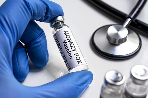Vacuna contra la viruela del mono en la mano de los médicos photo