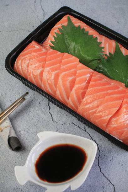 sashimi de salmón al estilo japonés fresco servir sobre hielo con wasabi fresco y salsa de soja. famosa comida japonesa. - sushi lifestyles japanese culture freshness fotografías e imágenes de stock