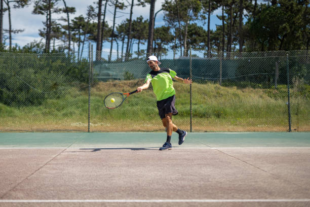 tenisista uderzający forhendem w piłkę - forehand zdjęcia i obrazy z banku zdjęć