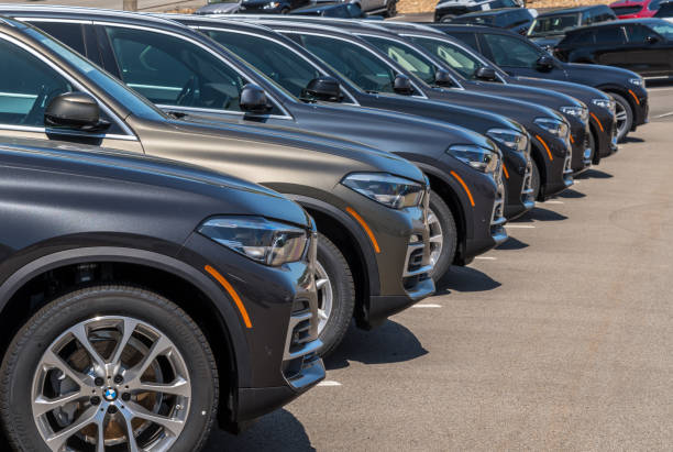 Lined up BMWs at a dealership in Monroeville, Pennsylvania, USA Monroeville, Pennsylvania, USA June 19, 2022 BMW SUVs lined up at a dealership on a sunny spring day bmw dealership stock pictures, royalty-free photos & images