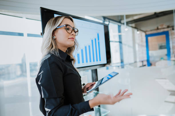 business leader woman - presentation imagens e fotografias de stock