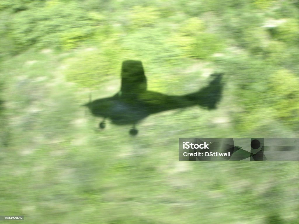 Baixa Avião voando sombra - Foto de stock de Voar royalty-free