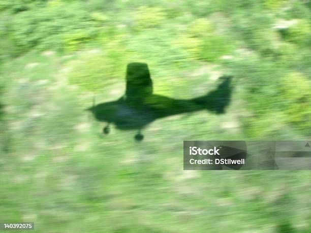 Foto de Baixa Avião Voando Sombra e mais fotos de stock de Voar - Voar, Avião, Botsuana