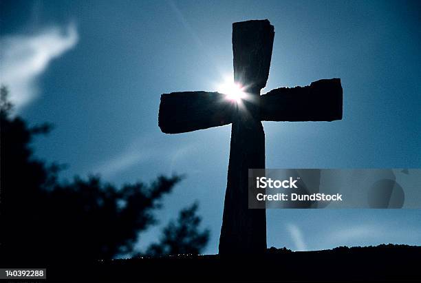 Foto de Cross e mais fotos de stock de Cruz - Forma - Cruz - Forma, Cruz - Objeto religioso, Igreja