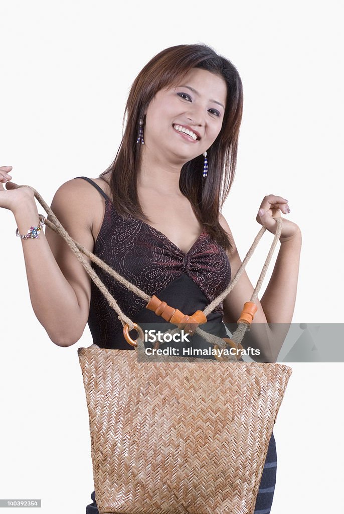 Donna con una borsa a mano e sorridenti - Foto stock royalty-free di 20-24 anni