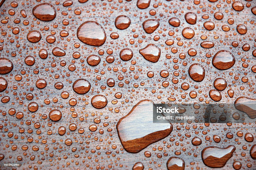 Regentropfen auf einem polierten Holz Teller - Lizenzfrei Abstrakt Stock-Foto