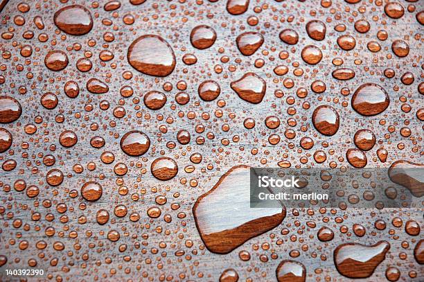 Regentropfen Auf Einem Polierten Holz Teller Stockfoto und mehr Bilder von Abstrakt - Abstrakt, Bildhintergrund, Blase - Physikalischer Zustand