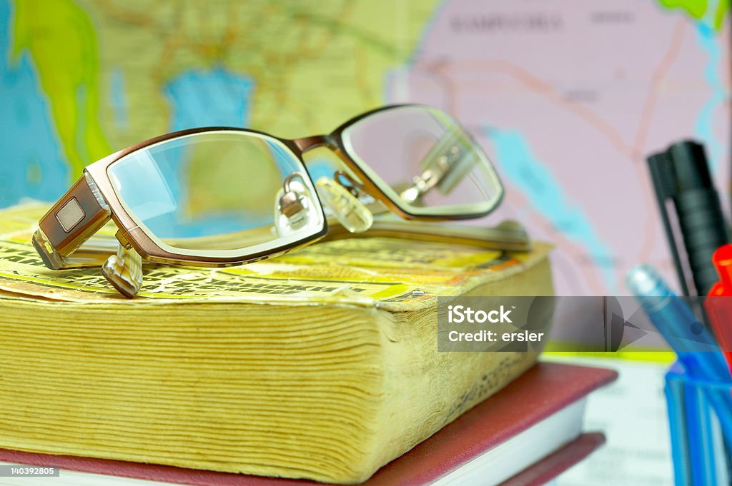 Książki, okulary i mapy - Zbiór zdjęć royalty-free (Artykuł)