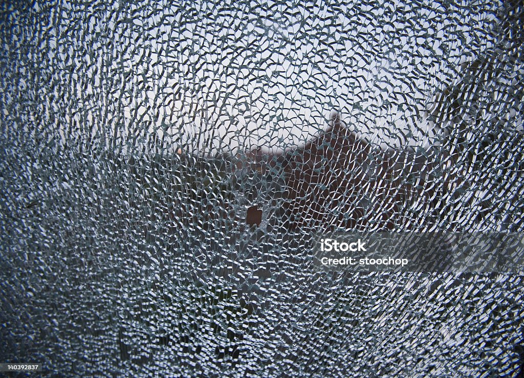 Сломанный Разрушенное окно - Стоковые фото Безопасность роялти-фри