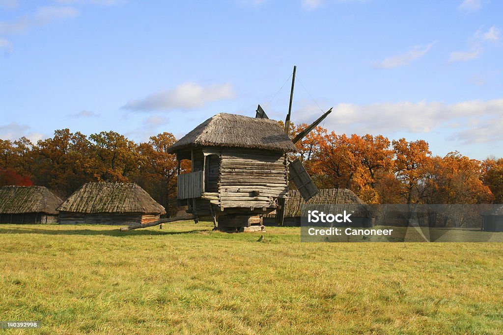 Moulin à vent sur la prairie automne - Photo de Arbre libre de droits