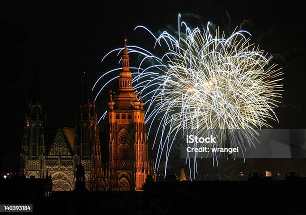 Fogos De Artifício De Ano Novo - Fotografias de stock e mais imagens de Catedral de São Vito - Catedral de São Vito, Espetáculo de Fogo de Artifício, Fogo de Artifício